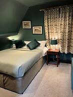 Queens Court Hotel