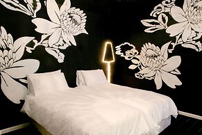 Daddy Long Legs Art Hotel