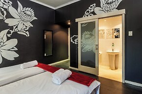 Daddy Long Legs Art Hotel
