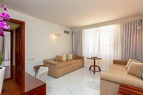 Theartemis Palace