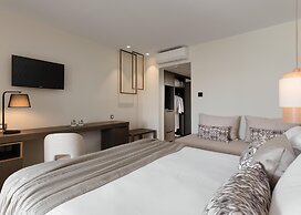 Theartemis Palace
