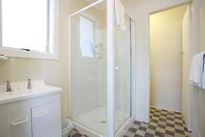 Queens Park Motels