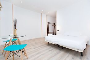 AinB Las Ramblas Colón Apartments