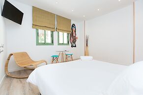AinB Las Ramblas Colón Apartments