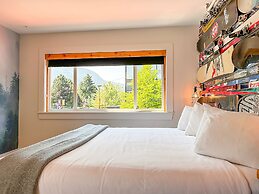 Crash Hotel Squamish