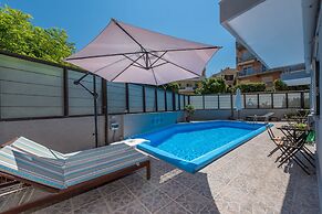 7 Palms Hotel Apartments