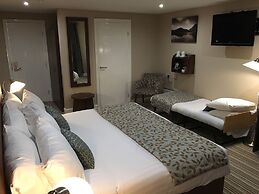 Twin Oaks Hotel
