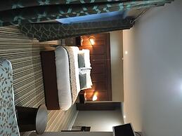 Twin Oaks Hotel