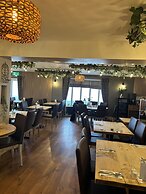 Twin Oaks Hotel