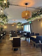 Twin Oaks Hotel