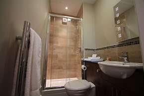 Twin Oaks Hotel