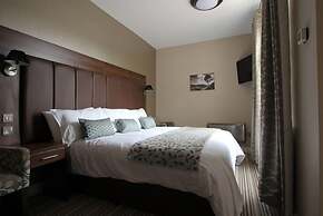 Twin Oaks Hotel