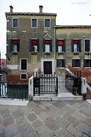 Charming House iQs
