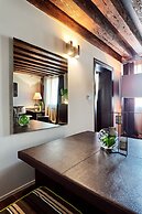Charming House iQs