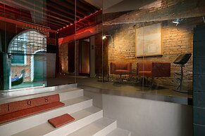 Charming House iQs