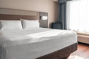 Holiday Inn Express & Suites Kingston Central by IHG