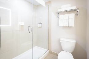 Holiday Inn Express & Suites Kingston Central by IHG
