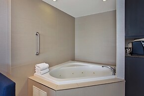 Holiday Inn Express & Suites Kingston Central by IHG