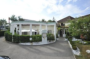 Cottage Hotel