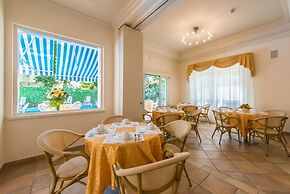 Hotel Athena