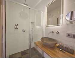 Quentin Canal House Hotel