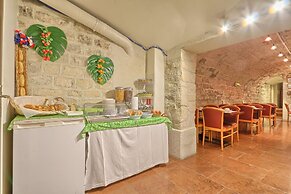 121 Paris Hotel