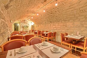 121 Paris Hotel