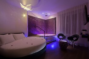 SUITE SISTINA FOR BRAVE LOVERS