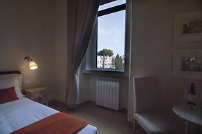 Little Queen Suite