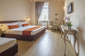 Little Queen Suite