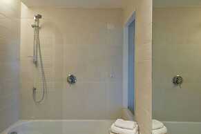 Little Queen Suite