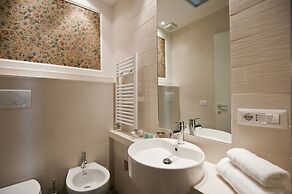 Little Queen Suite