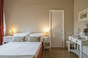 Little Queen Suite