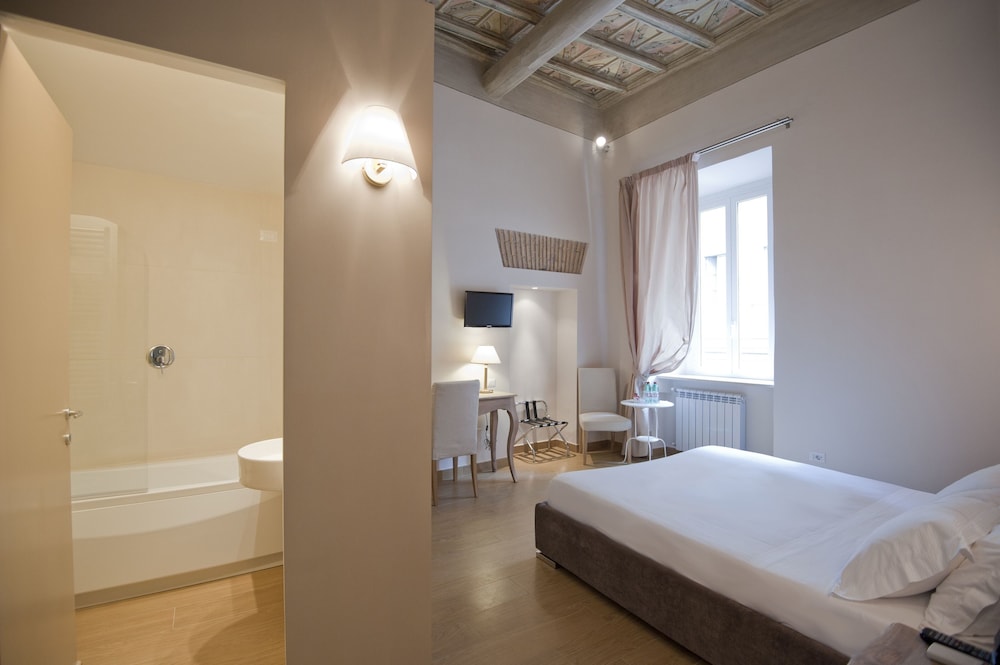 Little Queen Suite