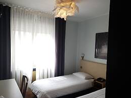Yasha Hotel