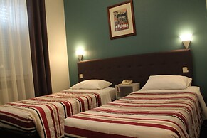 Yasha Hotel