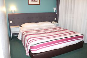 Yasha Hotel
