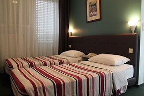 Yasha Hotel