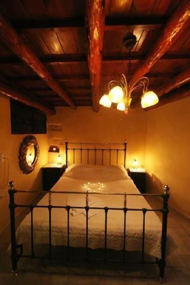 Ifigenia Rooms & Studios