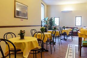 Hotel Monica