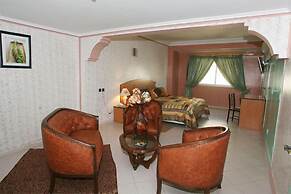 Hotel East West