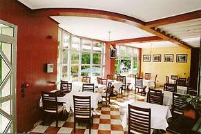 Hotel East West
