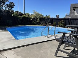 Colonial Motel