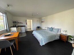 Colonial Motel