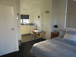 Colonial Motel