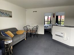 Colonial Motel