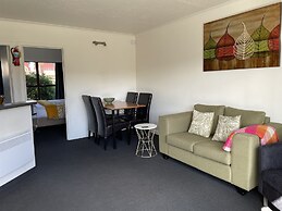 Colonial Motel