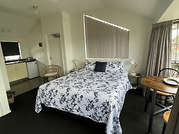 Colonial Motel