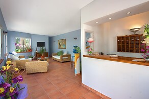 Iris Hotel