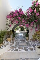 Iria Beach art hotel